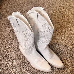 White Women’s Cowboy Boots Size 8.5